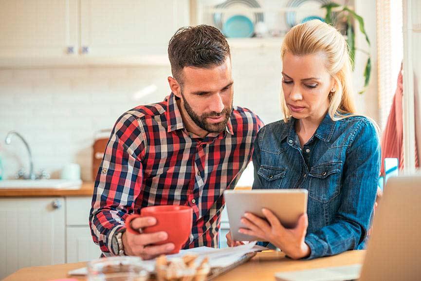Hombre y mujer mirando tablet