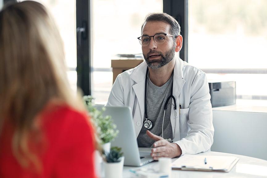 Doctor pasando consulta