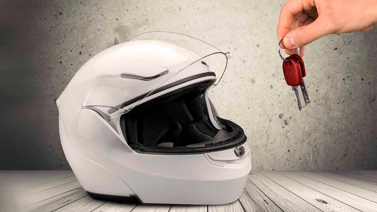 Llaves y casco de moto
